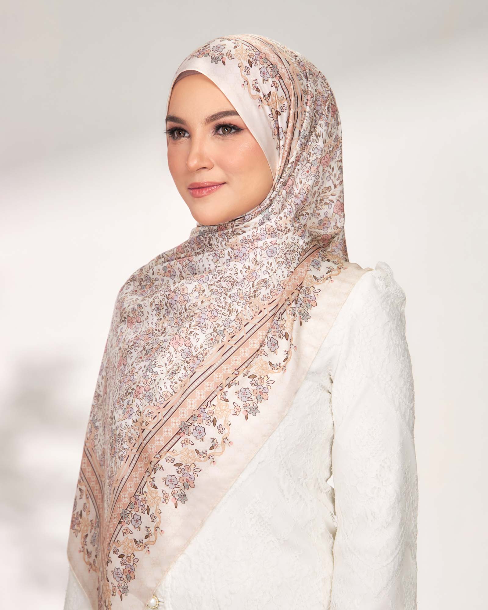 Kesuma in Daisy Satin Shawl