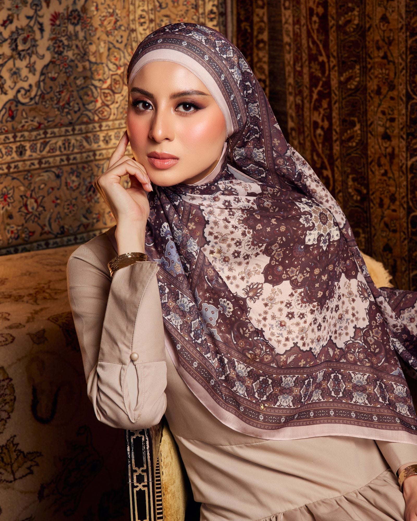 Sultana in Dusya Shawl