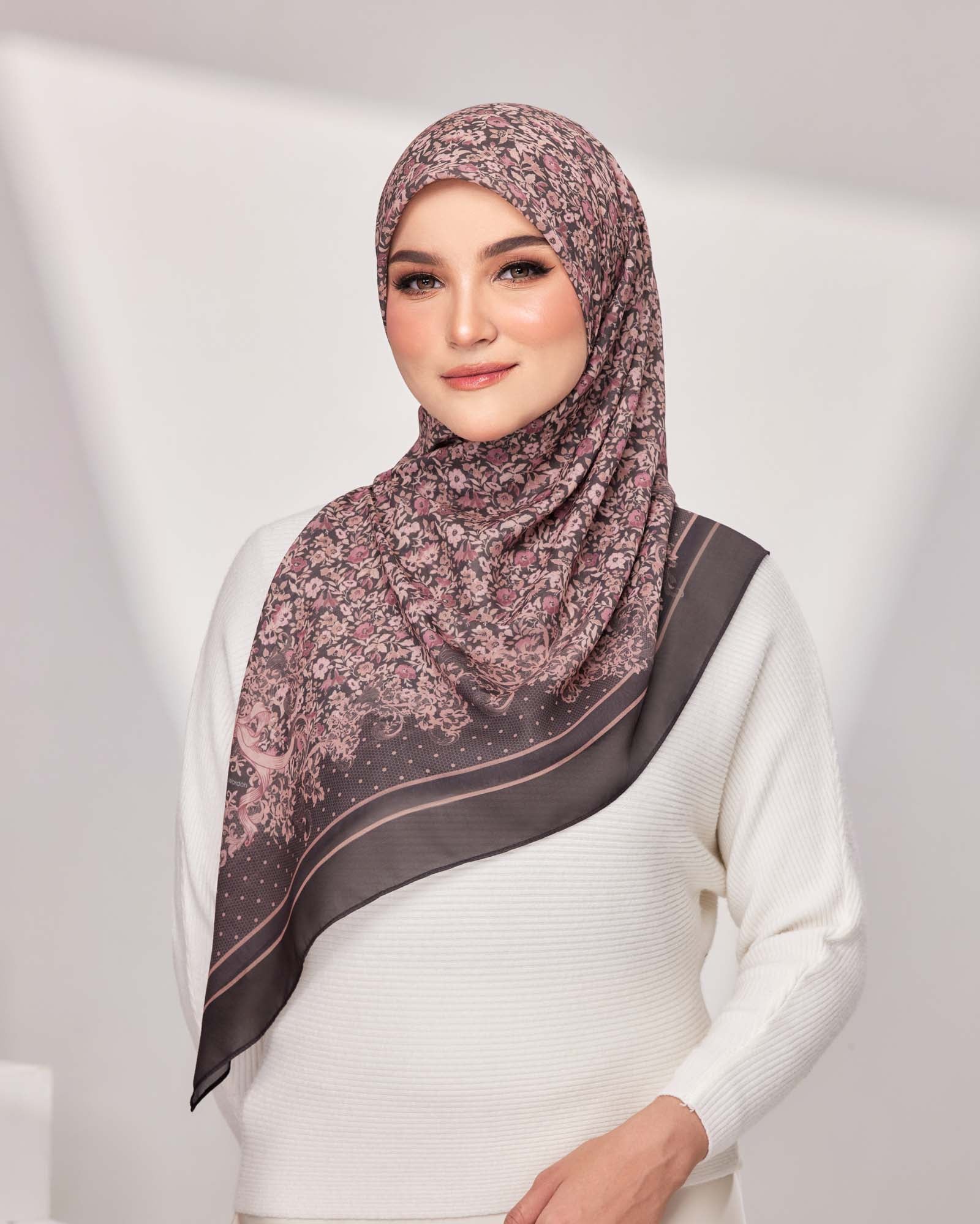 Evelyn in Chocobrown