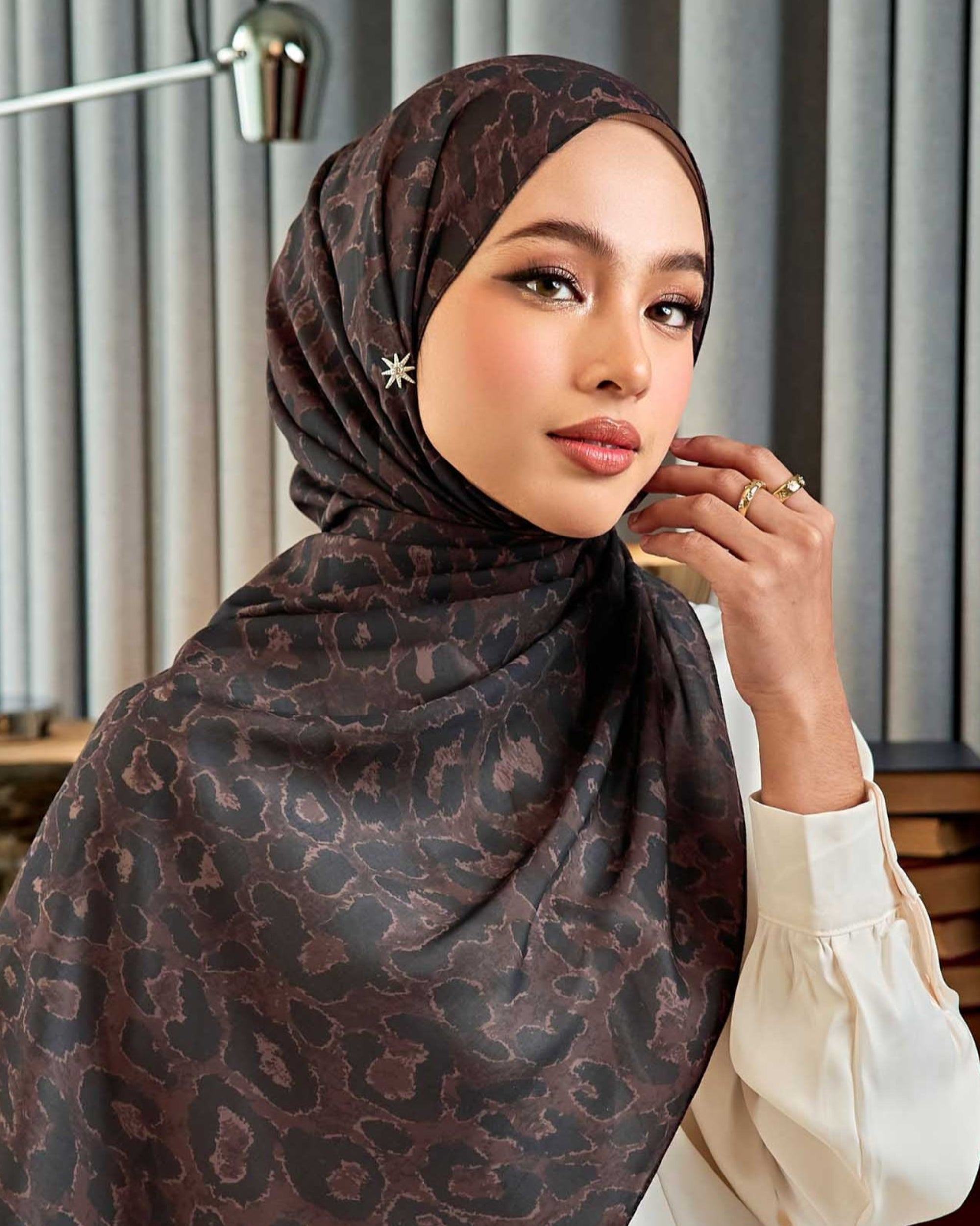 Royale Leopard Shawl in Safari