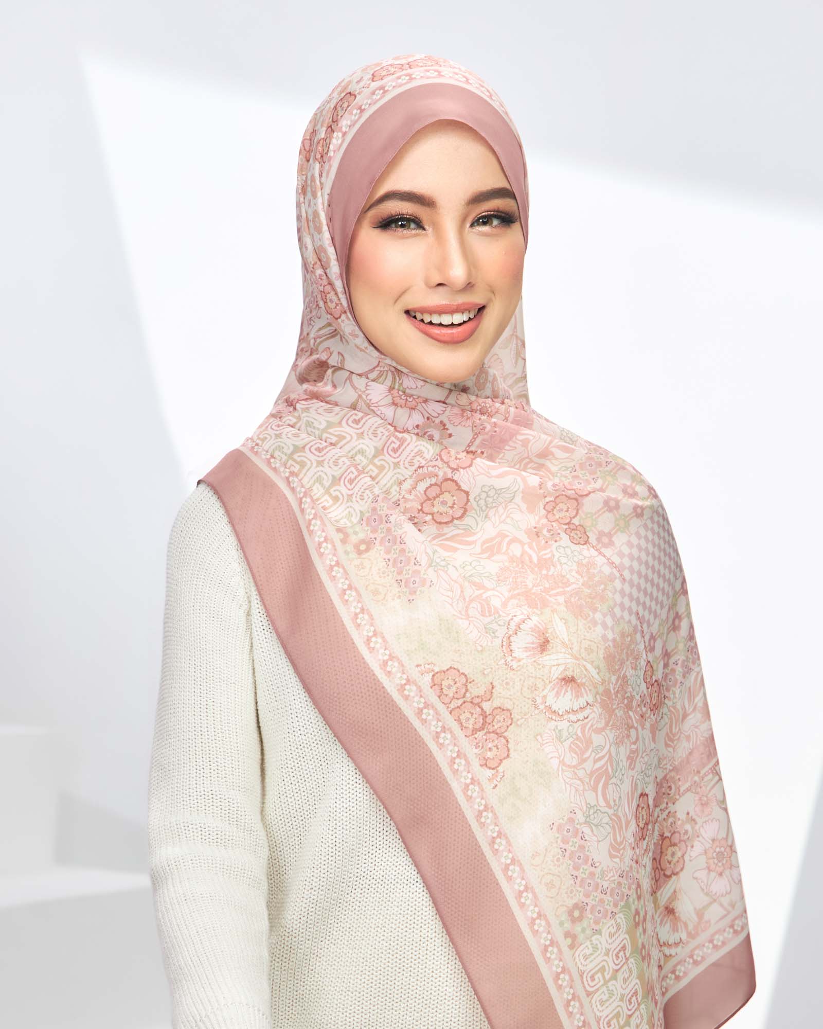 Praline in Strawberry Shawl
