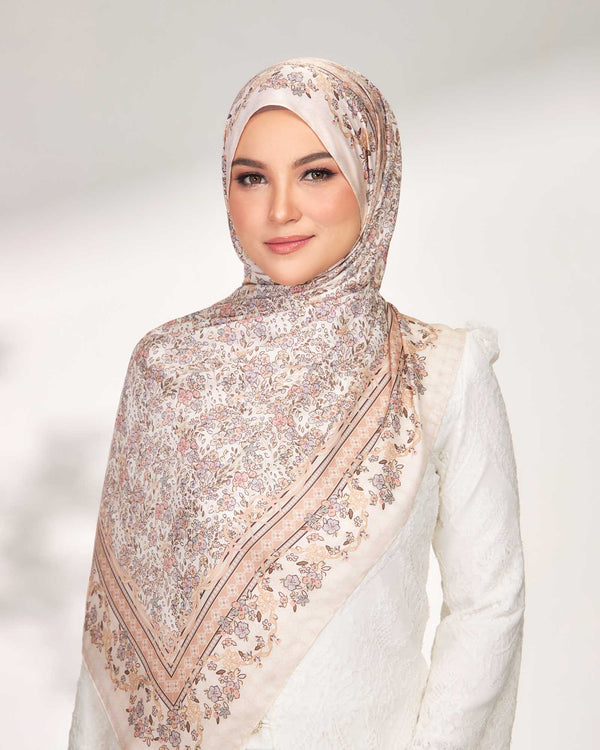 Kesuma in Daisy Satin Shawl
