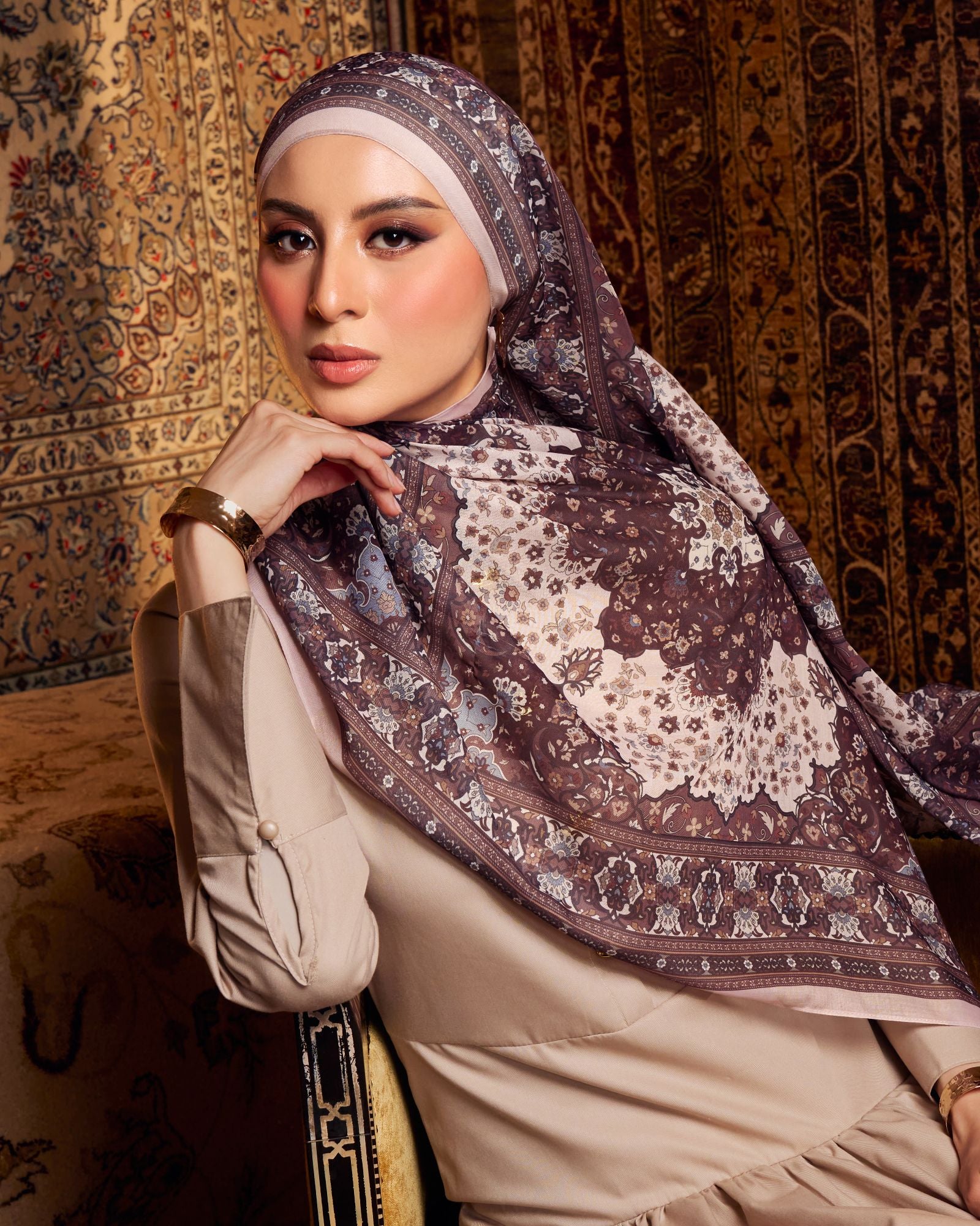 Sultana in Dusya Shawl