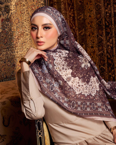 Sultana in Dusya Shawl