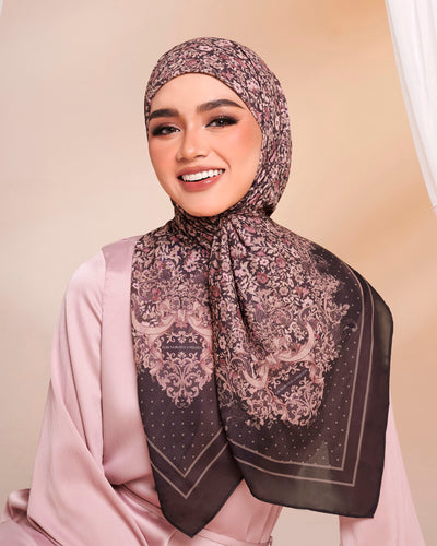 Evelyn in Chocobrown