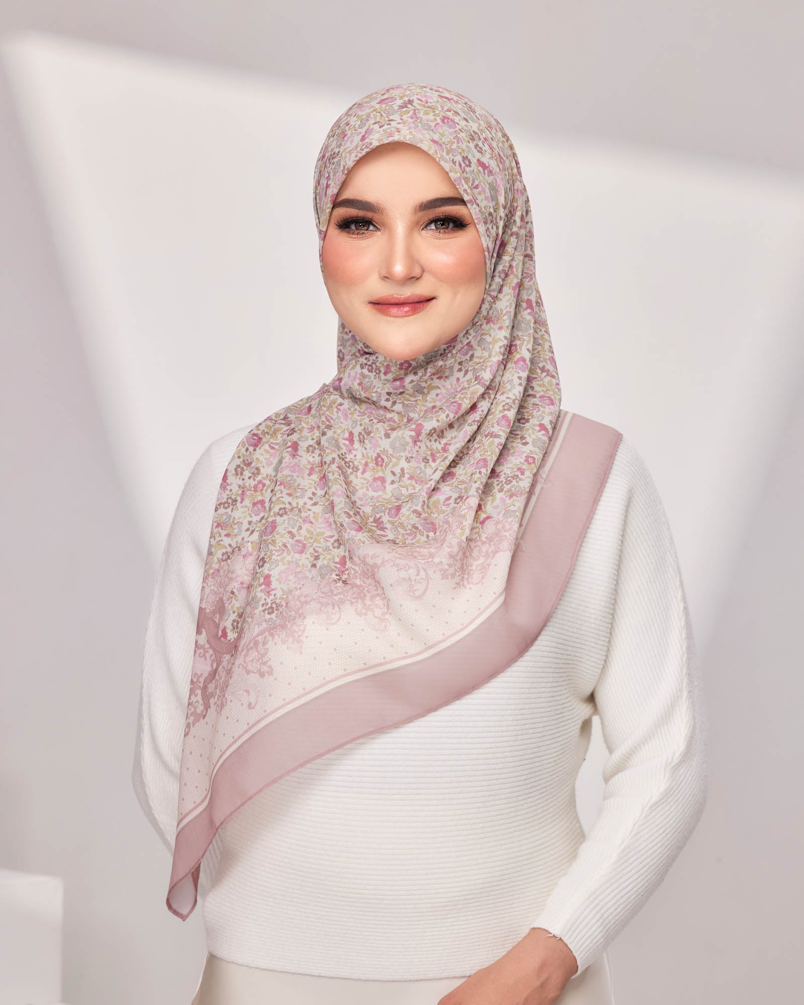 Evelyn in Rose