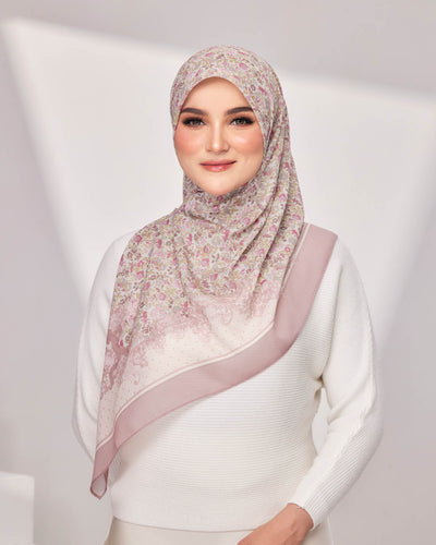Evelyn in Rose