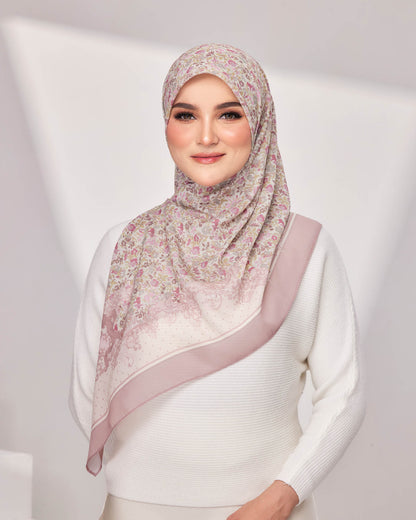 Evelyn in Rose