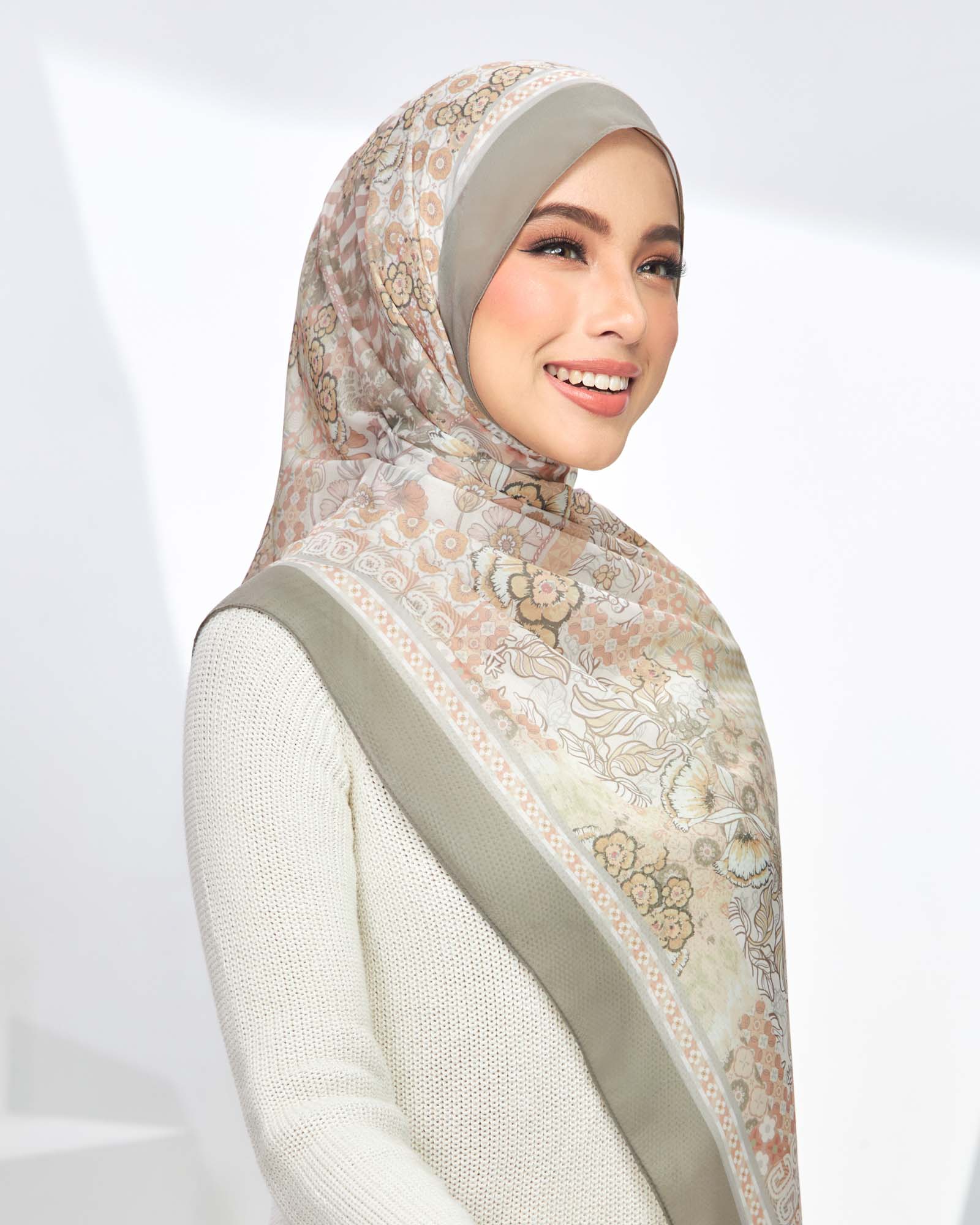 PRALINE IN EARL SHAWL