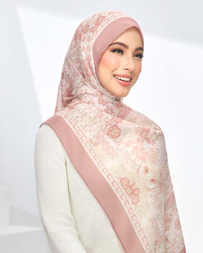 Praline in Strawberry Shawl