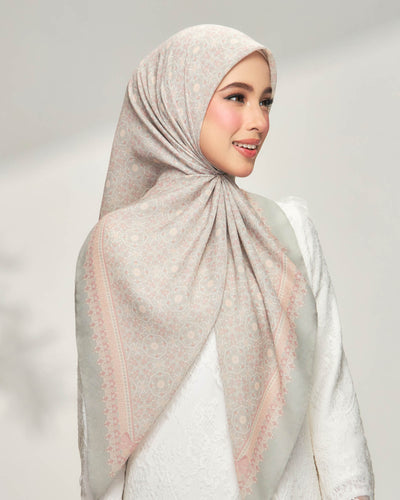 Maryam in Demure