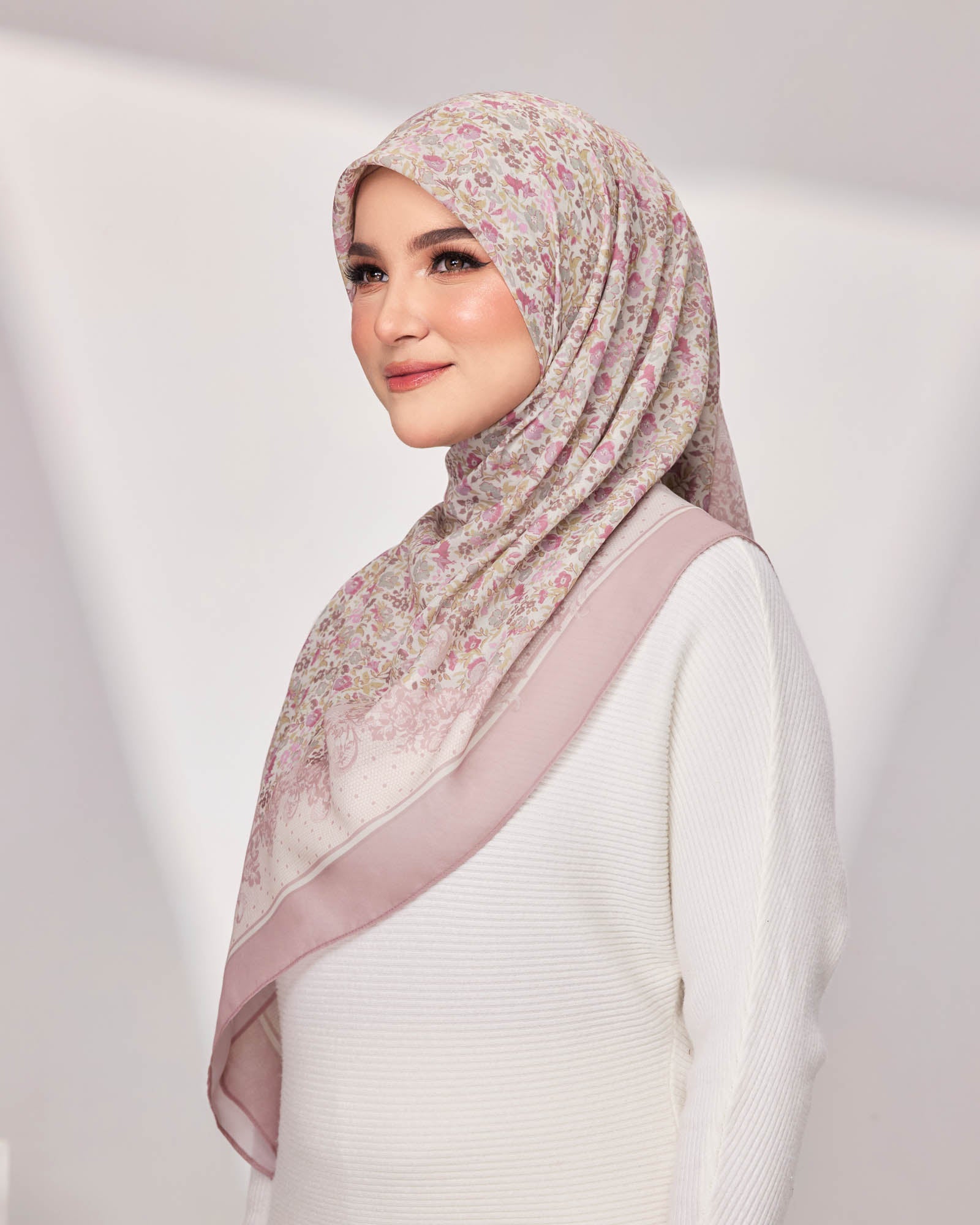 Evelyn in Rose