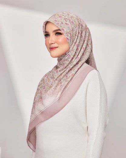 Evelyn in Rose
