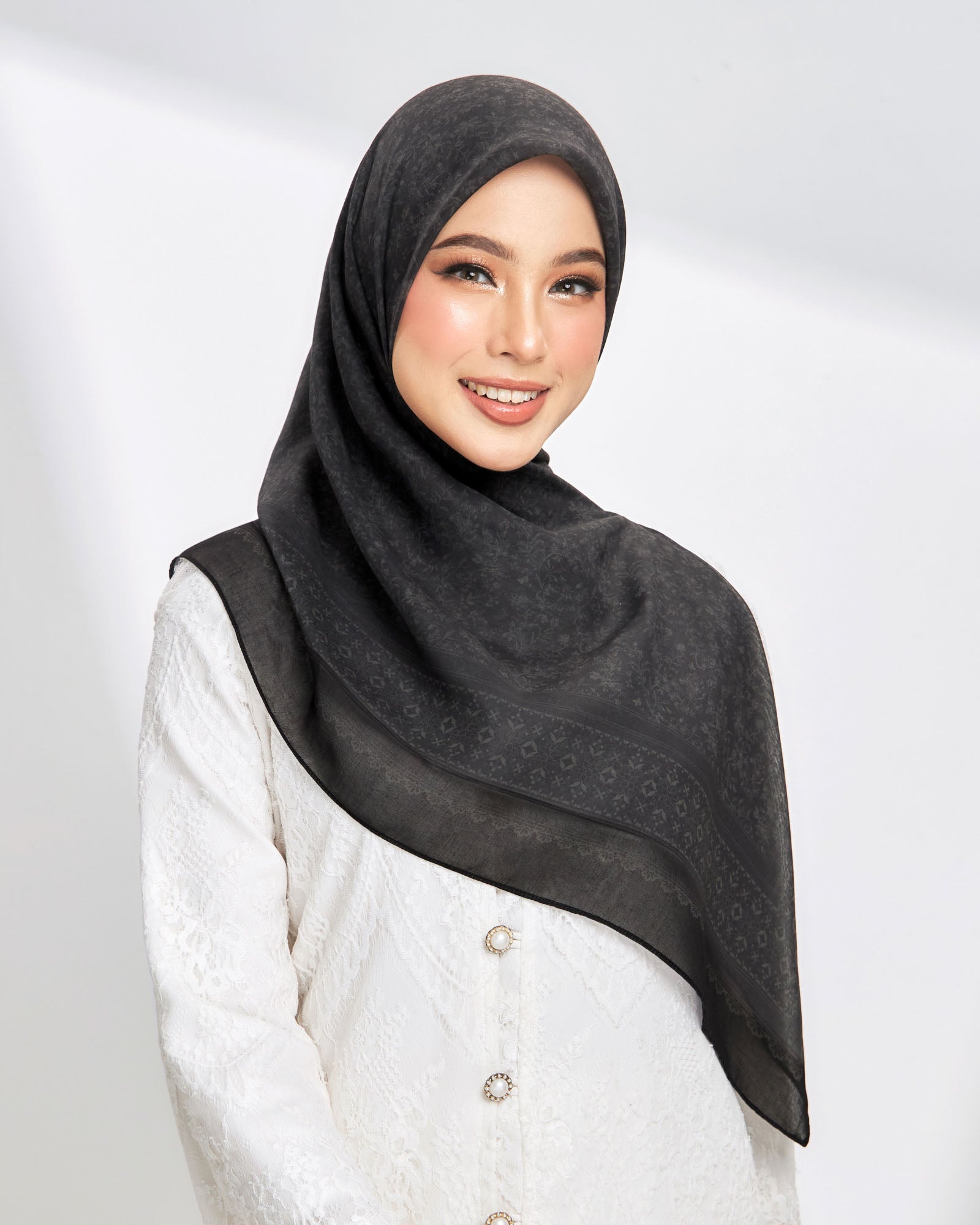 Mahsuri in Teja Black