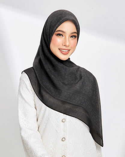 Mahsuri in Teja Black