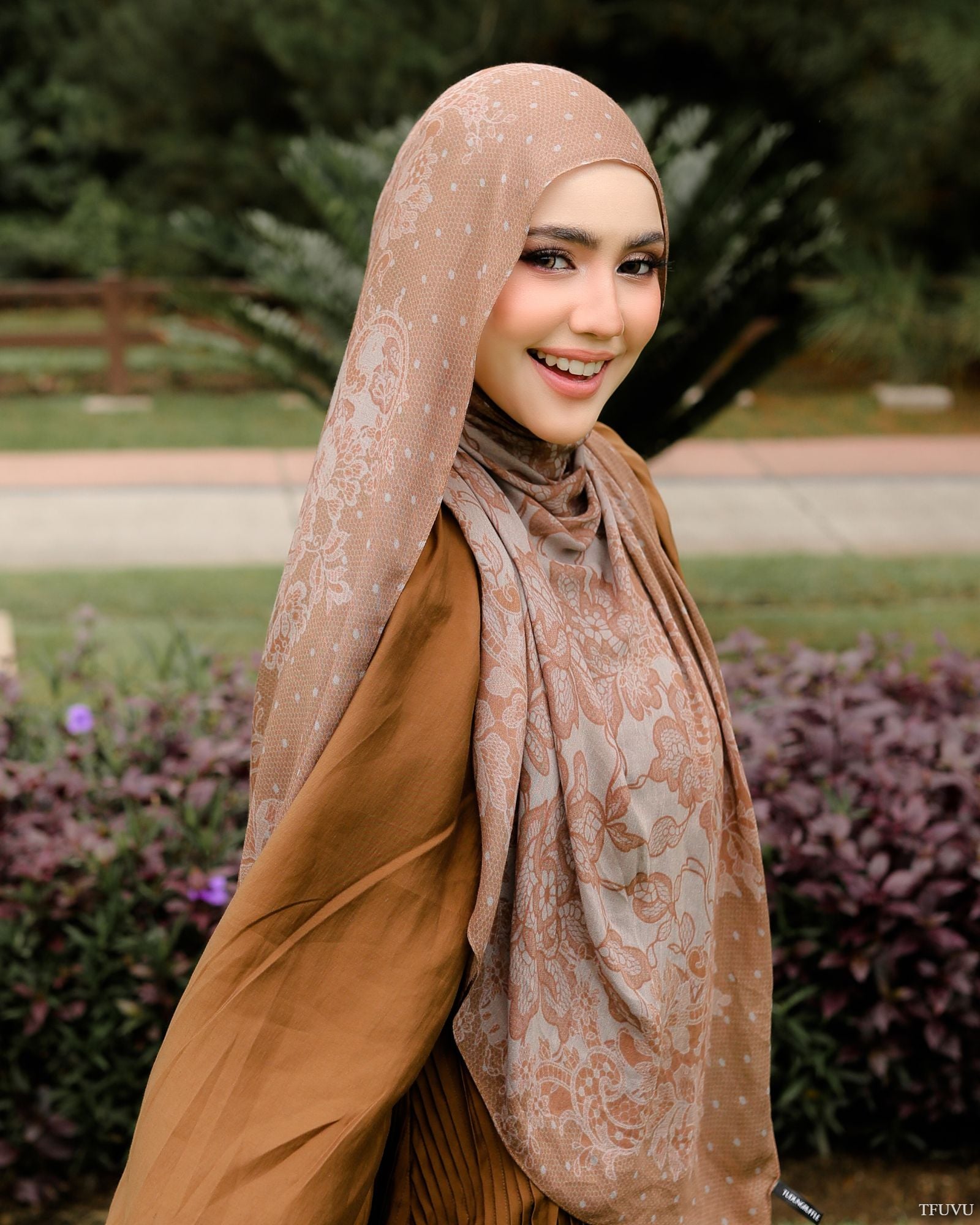 Modal Lace in Valencia Golden